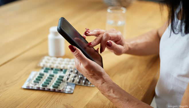 Pesquisa revela crescimento das compras de medicamentos por WhatsApp